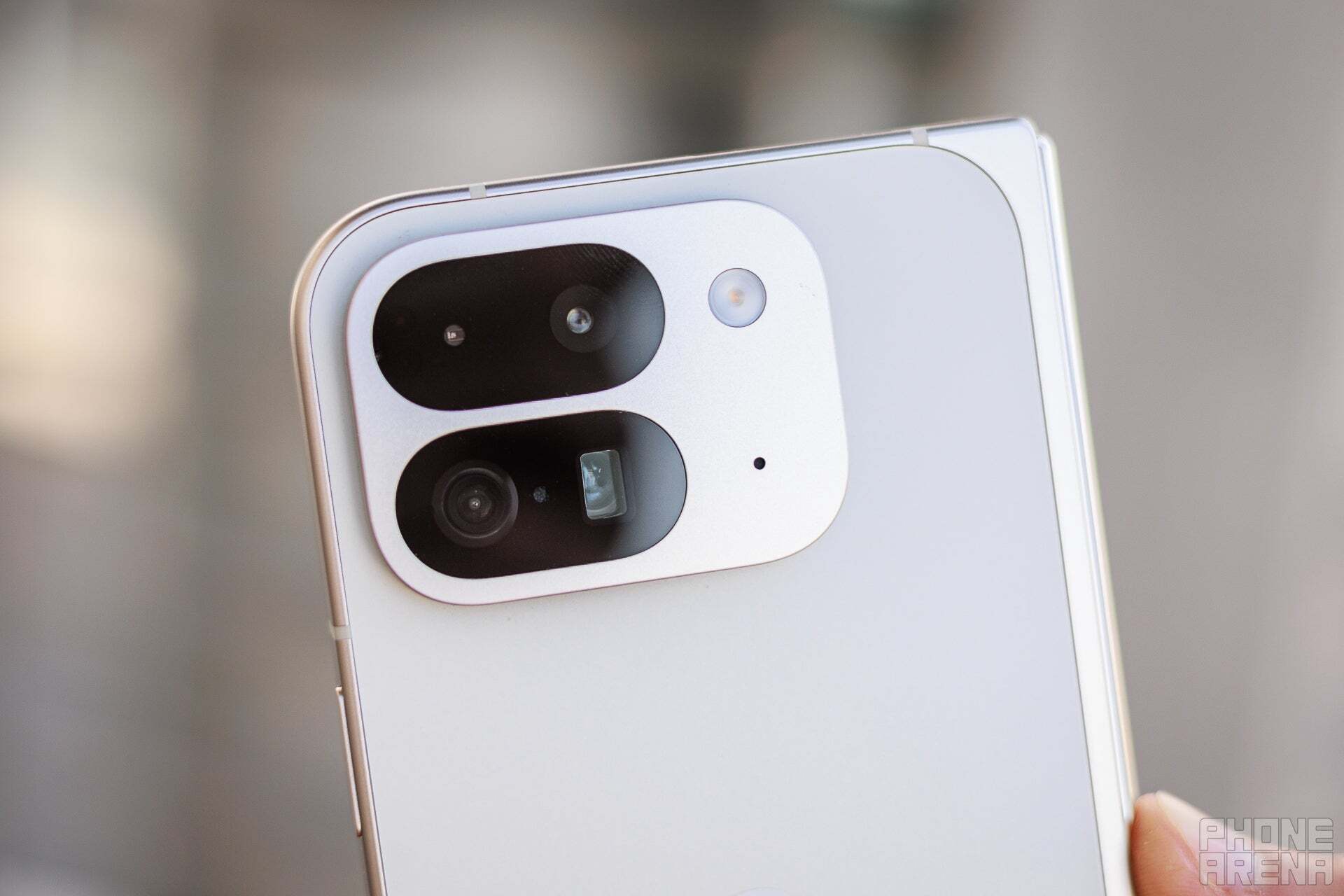 Pixel 9 Pro Beyaz'ın bir fotoğrafı, arka kamera kurulumunu gösteriyor.