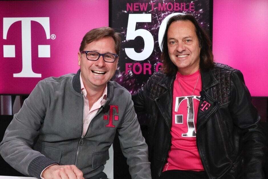 Soldan sağa, şu anki T-Mobile CEO'su Mike Sievert ve selefi John Legere. | Image Credit-T-Mobile-Başarılı T-Mobile Temsilcisi, yöneticilerin odağının müşteriler üzerinde olmadığını onaylar