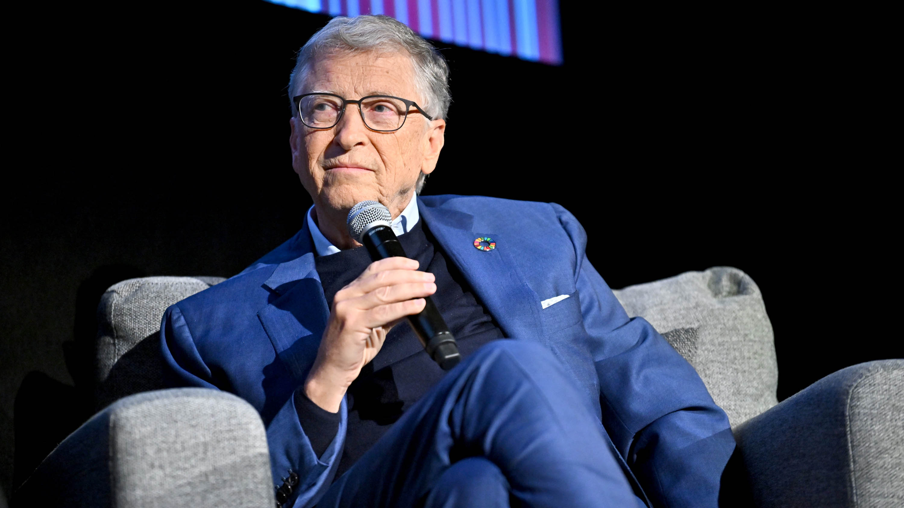 Bill Gates, özel bir konuşma için sahnede konuşuyor 