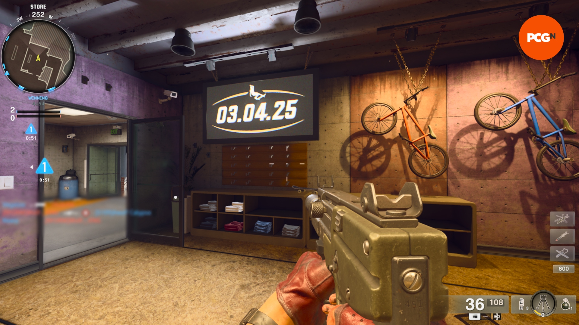 Black Ops 6 Tony Hawk: Bir bisiklette silah tutan birinin birinci şahıs ekran görüntüsü ve kaykay dükkanı üzerinde randevu bulunan bir tabelaya bakıyor