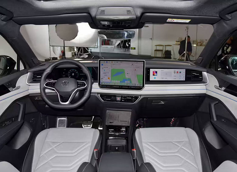 Bu en son Volkswagen Tayron L. Resmi prömiyerinden iki hafta önce arabanın canlı fotoğrafları