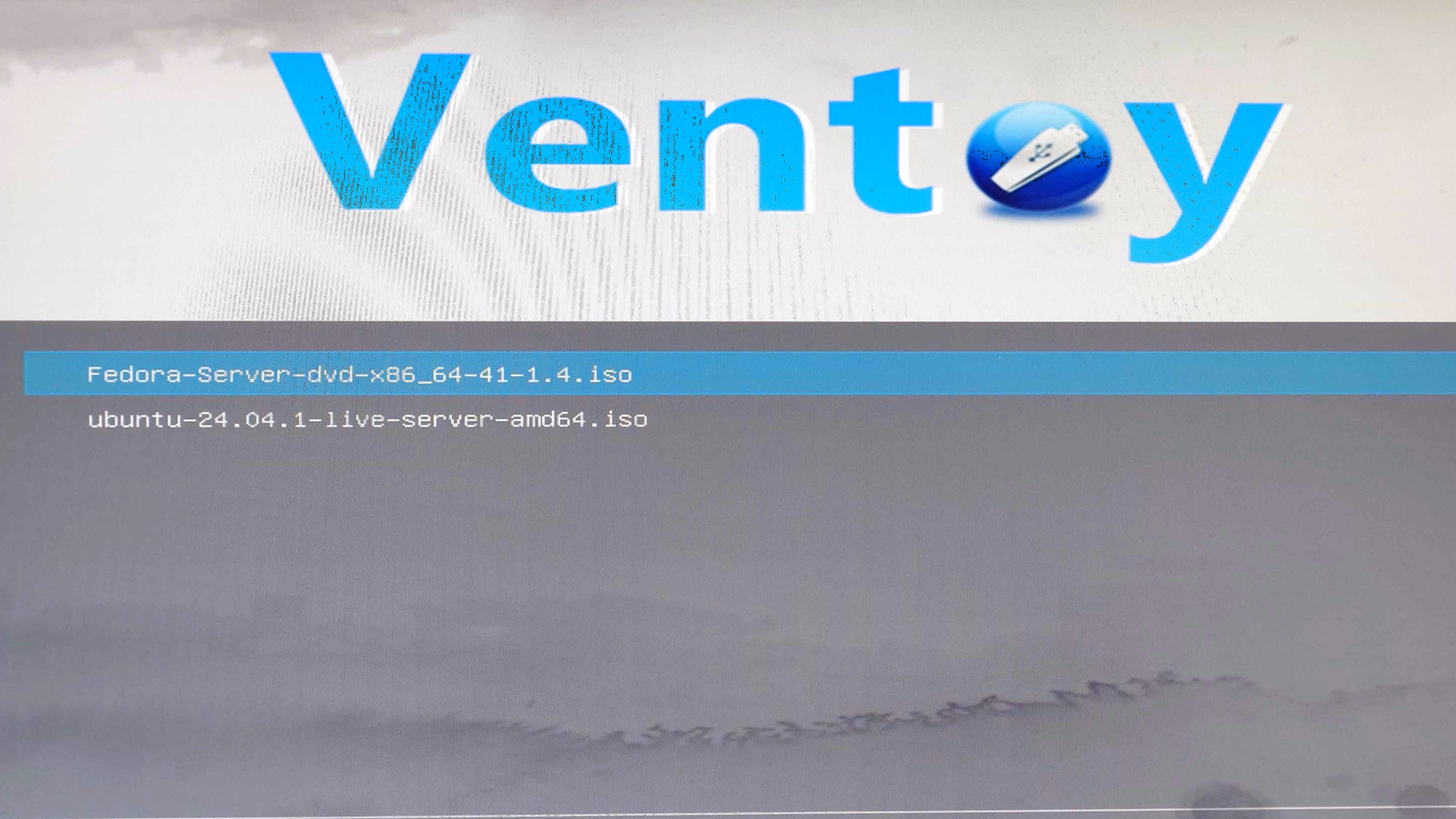 Fedora Server ve Ubuntu Server'ı gösteren Ventoy önyükleme ekranı.