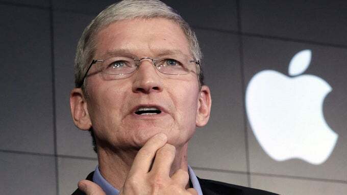 Apple CEO'su Tim Cook, arkasındaki Apple logosu ile dalgın bir anda