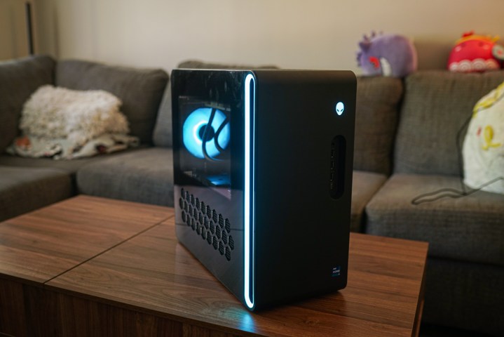 Alienware Aurora R16 bir sehpa üzerinde oturuyor.