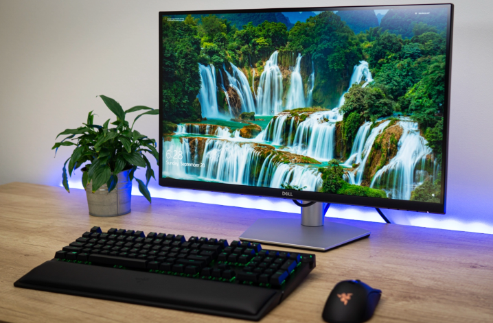Bir tabloda 27 inç Dell S2721QS 4K monitör.
