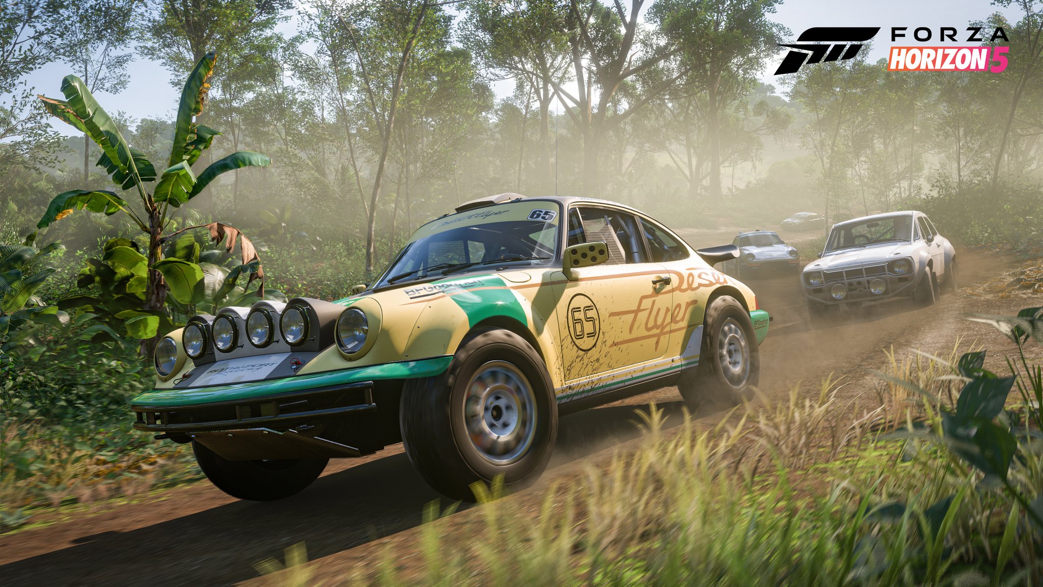 Forza Horizon 5 ekran görüntüsü ormanda sürüş bir arabayı tasvir.