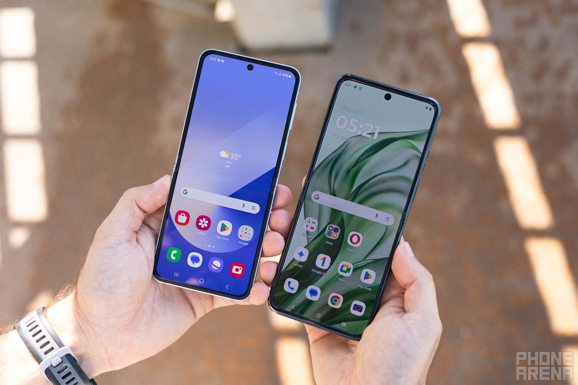 Galaxy Z Flip 6, sağdaki Motorola Razr Plus'ın (2024) yanındaki solda. | Resim Kredisi - Phonearena - Galaxy Z Flip 7 Sızıntı Büyük Bir Ekran Yükseltmesi - Son olarak, heyecanlanmak için bir neden