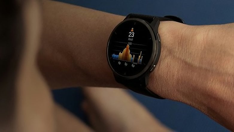 Garmin Venu 2, spor istatistiklerini gösteren ekranla kolda. Garmin Venu 2, spor istatistiklerini gösteren ekranla kolda.