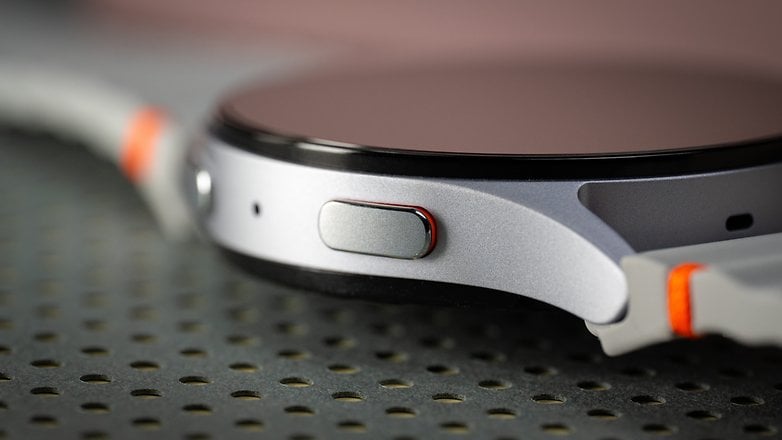 Yan düğmesini ve zarif tasarımını gösteren bir Samsung Galaxy Watch 7'nin kapatılması.
