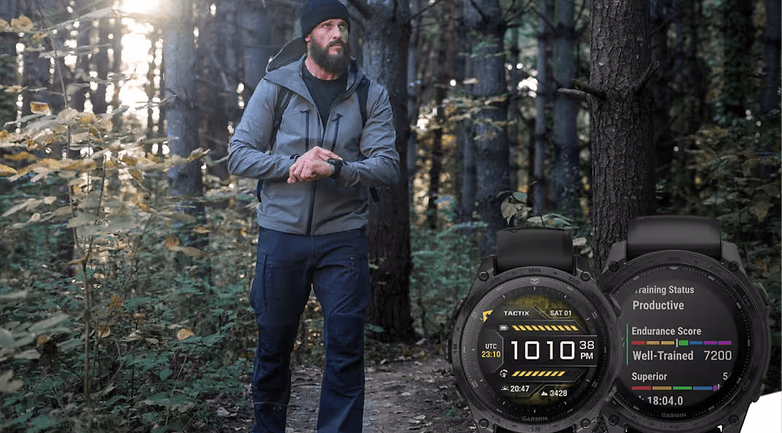 Ormandaki bir adam bir ceket ve sırt çantası takıyor ve Garmin Tactix 8 akıllı saatini fitness verileriyle kontrol ediyor.