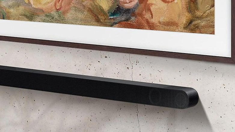 Çerçeveli bir sanat eseri altında bir duvara monte edilmiş bir Samsung HW-S810gd ses çubuğu. Çerçeveli bir sanat eseri altında bir duvara monte edilmiş bir Samsung HW-S810gd ses çubuğu.