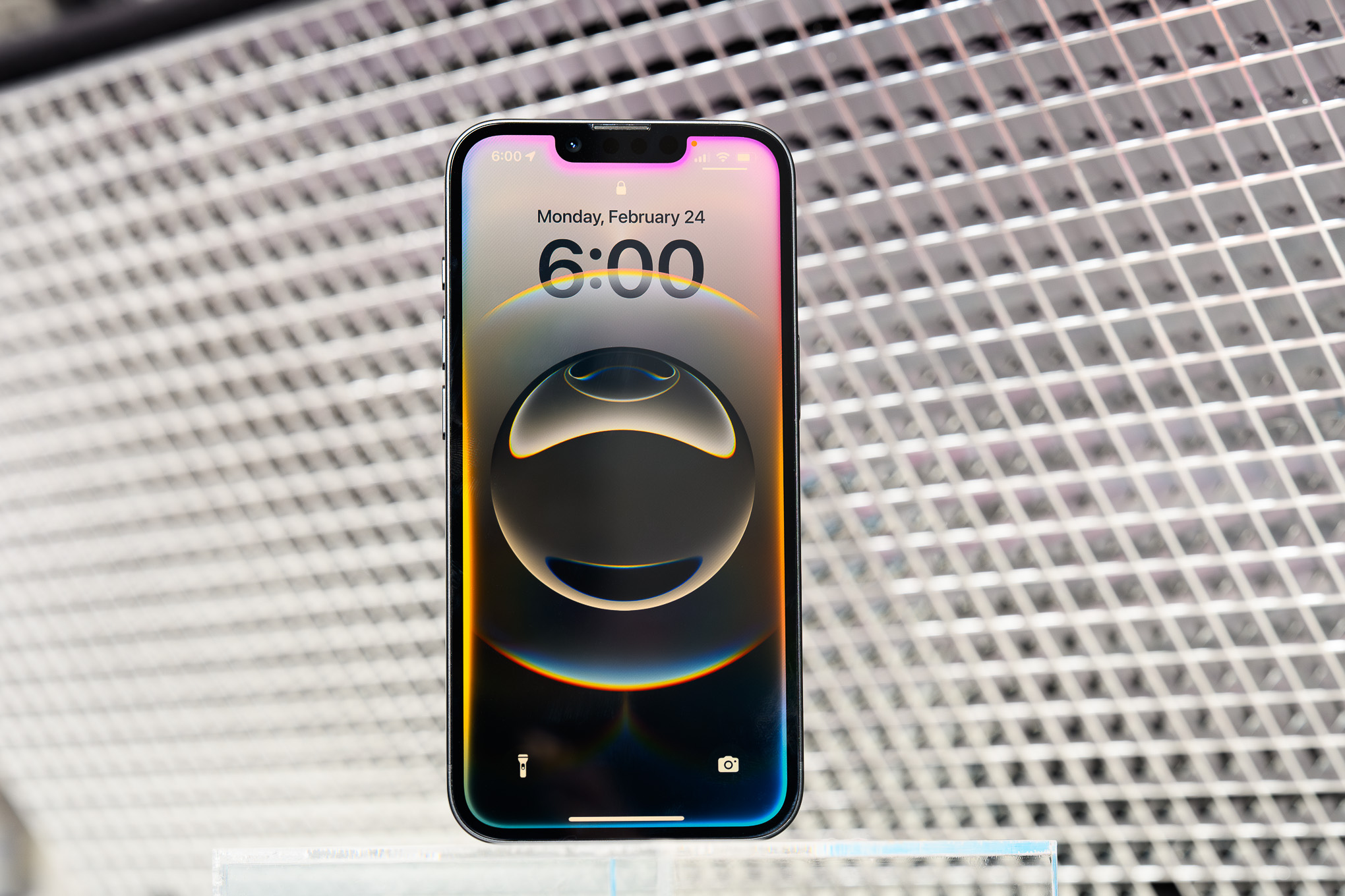 Apple'ın iPhone 16E'sinin uygulamalı bir fotoğrafı.
