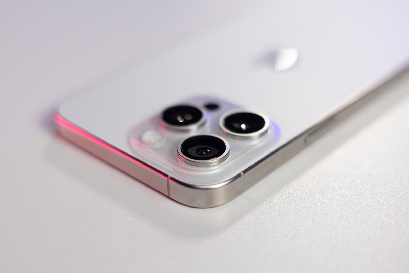 Apple, iPhone 15 Pro modellerine titanyum çerçeve ekledi. | Resim Kredisi - Phonearena - iPhone 17 serisi ile Apple iPhone Pro'yu yapıyor… anlamsız mı?