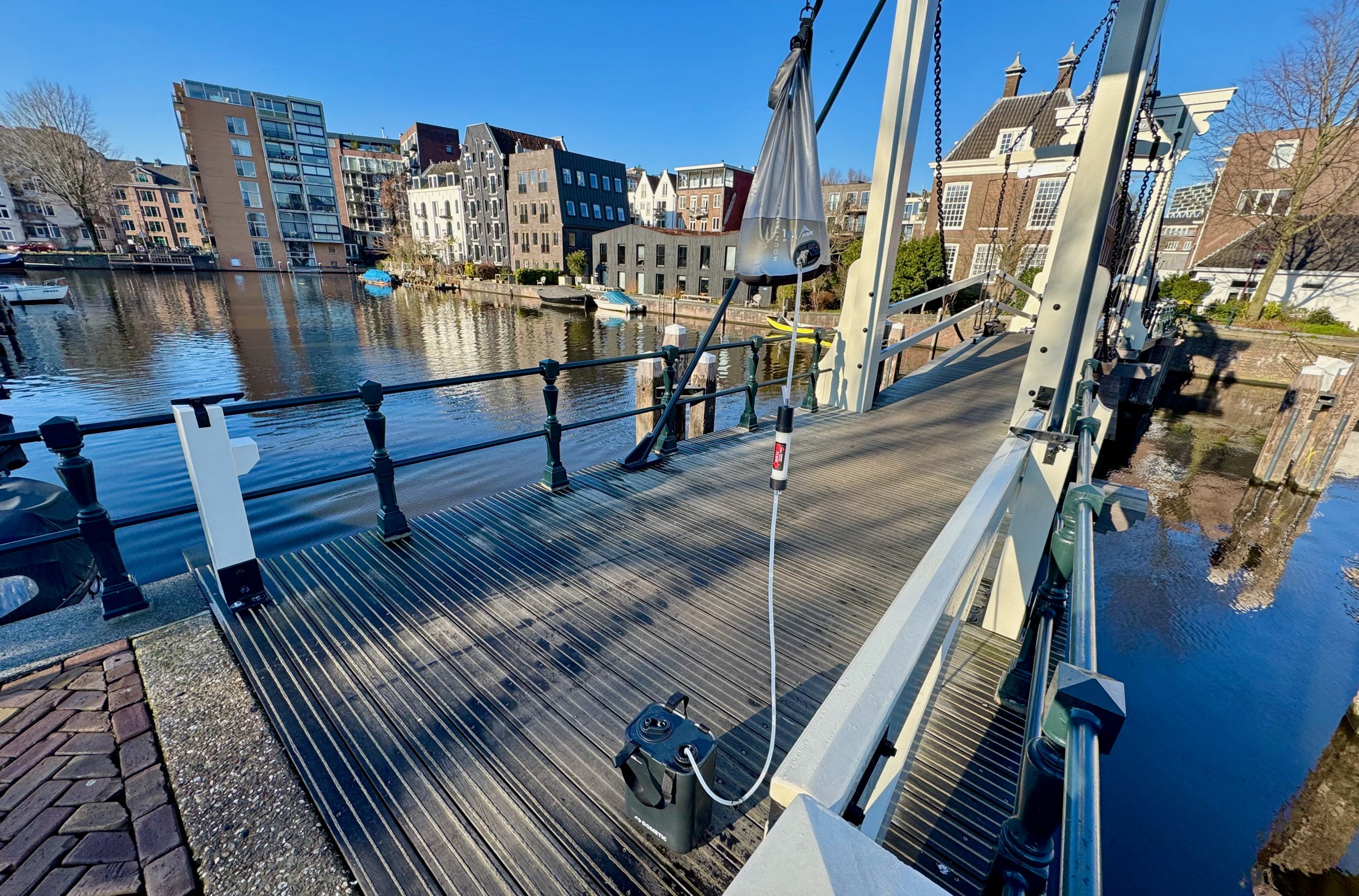 GO JUG, MSR'nin XL Yerçekimi Çantası ve Guardian Water Aricatifier kartuşu ile eşleştirildi. Amsterdam kanal suyu içmek gerçek bir acil durum alacak.