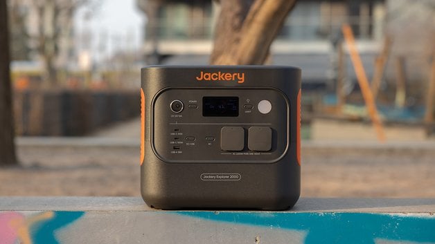 Bir Jackery Explorer 2000 Taşınabilir Elektrik Jeneratörü açık havada.