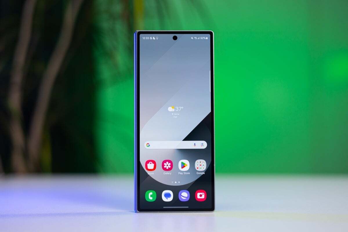 Katlanabilir iPhone, Galaxy Z katlamasıyla başparmağa alacak. | Resim Kredisi - Phonearena - Katlanabilir iPhone sızdı. Şimdi, gerçek katlanabilir iPhone nerede?