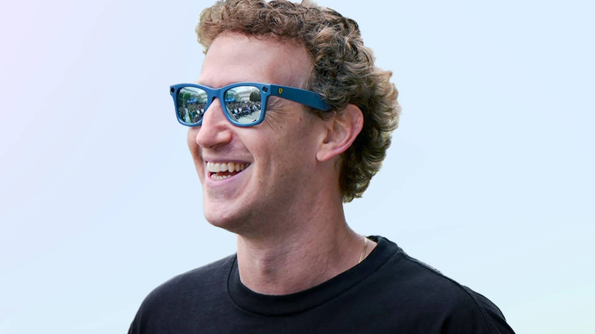 Mark Zuckerberg Ray-Ban Meta Akıllı Gözlükleri giyerken gülümsüyor.