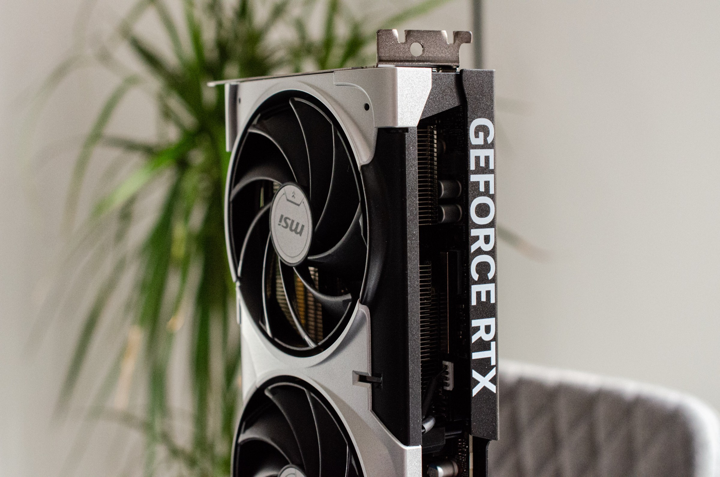 MSI'nın RTX 5070 Ti'nin üçlü fan düzeni vardır.