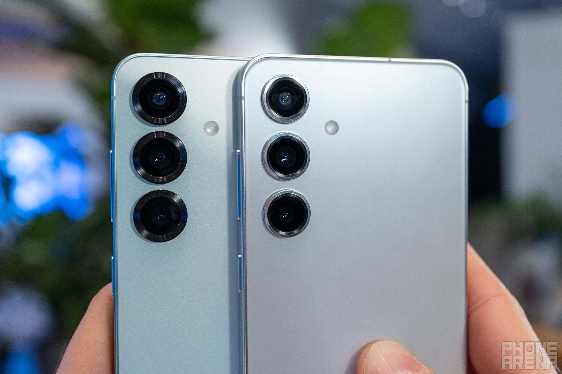 Galaxy S25 (sol) ve Galaxy S24 (sağda). | Resim Kredisi - Phonearena - OnePlus Open 2 yıllık akıllı telefon güncellemelerine ihtiyacımız olmadığını kanıtlayabilir