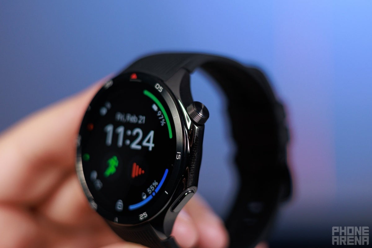 Dönen Crown, OnePlus Watch 3'ün selefine karşı memnuniyetle karşılanan iyileştirmelerinden sadece biridir. | Resim Kredisi - Phonearena - OnePlus Watch 3, en sıra dışı bir nedenden ötürü iki ay boyunca resmi olarak gecikti