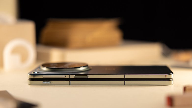OnePlus Open bir masaya katlanmış OnePlus Open bir masaya katlanmış