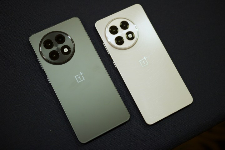 OnePlus 13r'in her iki rengi de yan yana.