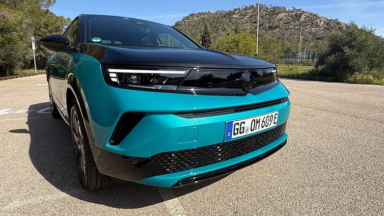 Opel Mokka Electric (2025) ön görünümde. Opel Mokka Electric (2025) ön görünümde.