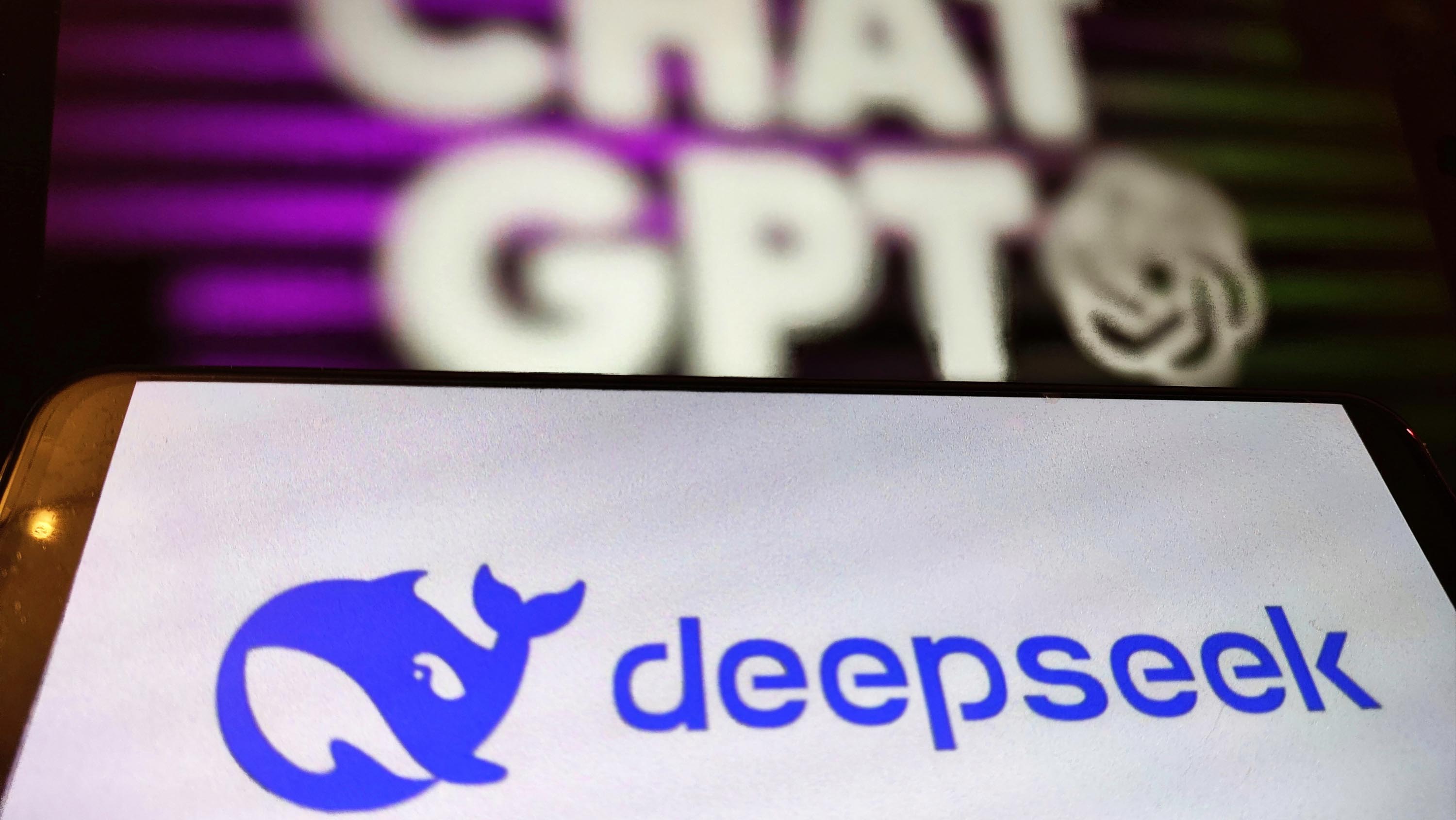 Bir illüstrasyon fotoğrafı Deepseek ve Chatgpt'in logosunu gösterir.