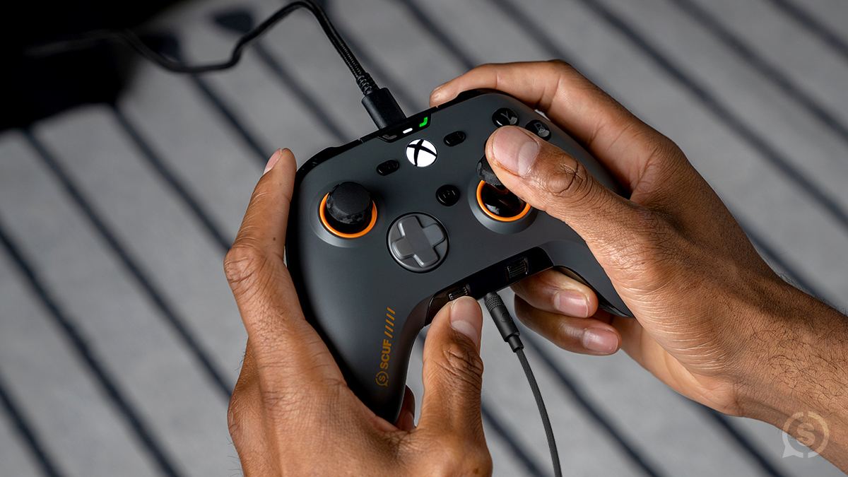 Turuncu aksanlarla gri renkte en son SCUF Valor Profired performans kontrolörü.