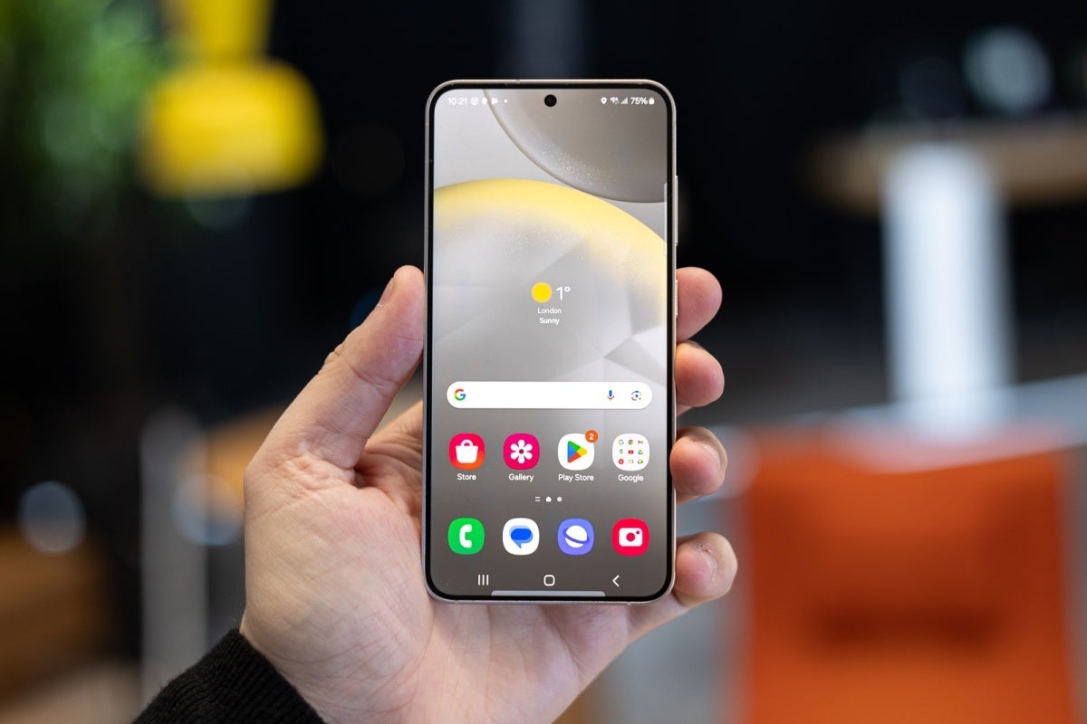 Kompakt Galaxy S24 şu anda nispeten uygun fiyatlı, ancak muhtemelen çok daha ucuz hale gelecek. | Resim Kredisi - Phonearena - Samsung, Galaxy S24'ü kalıcı olarak indirmiş gibi görünüyor, ancak S24+ ve S24 Ultra