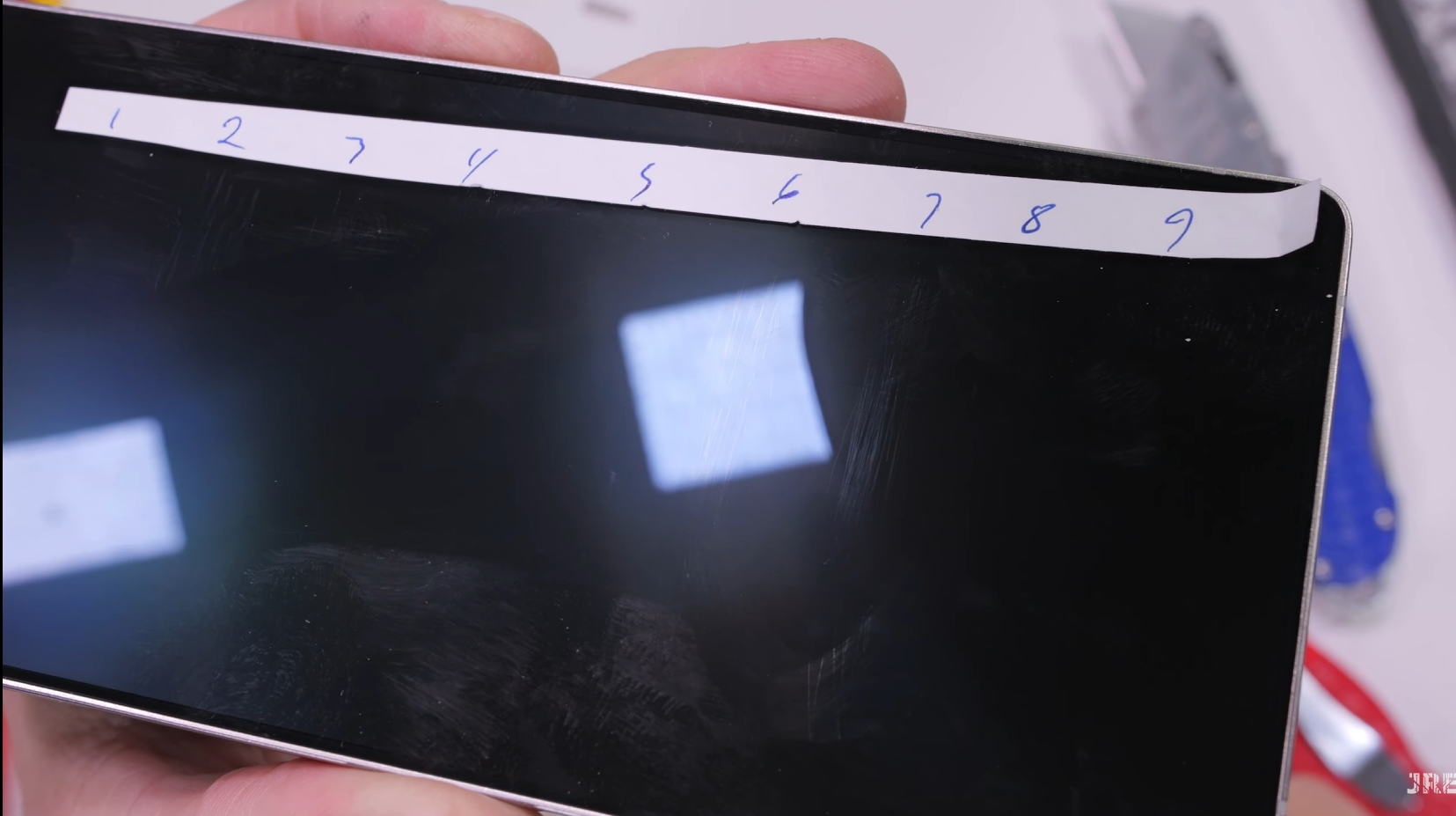 Jerryrigeverything'den Samsung Galaxy S25 Ultra Dayanıklılık Test Videosundan ekran görüntüleri.