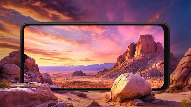 Bir Samsung Galaxy A06 akıllı telefon, canlı bir gün batımı manzarası gösteriyor.
