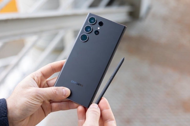 Samsung Galaxy S23 Ultra'nın görüntüsü ve kaleminin görüntüsü
