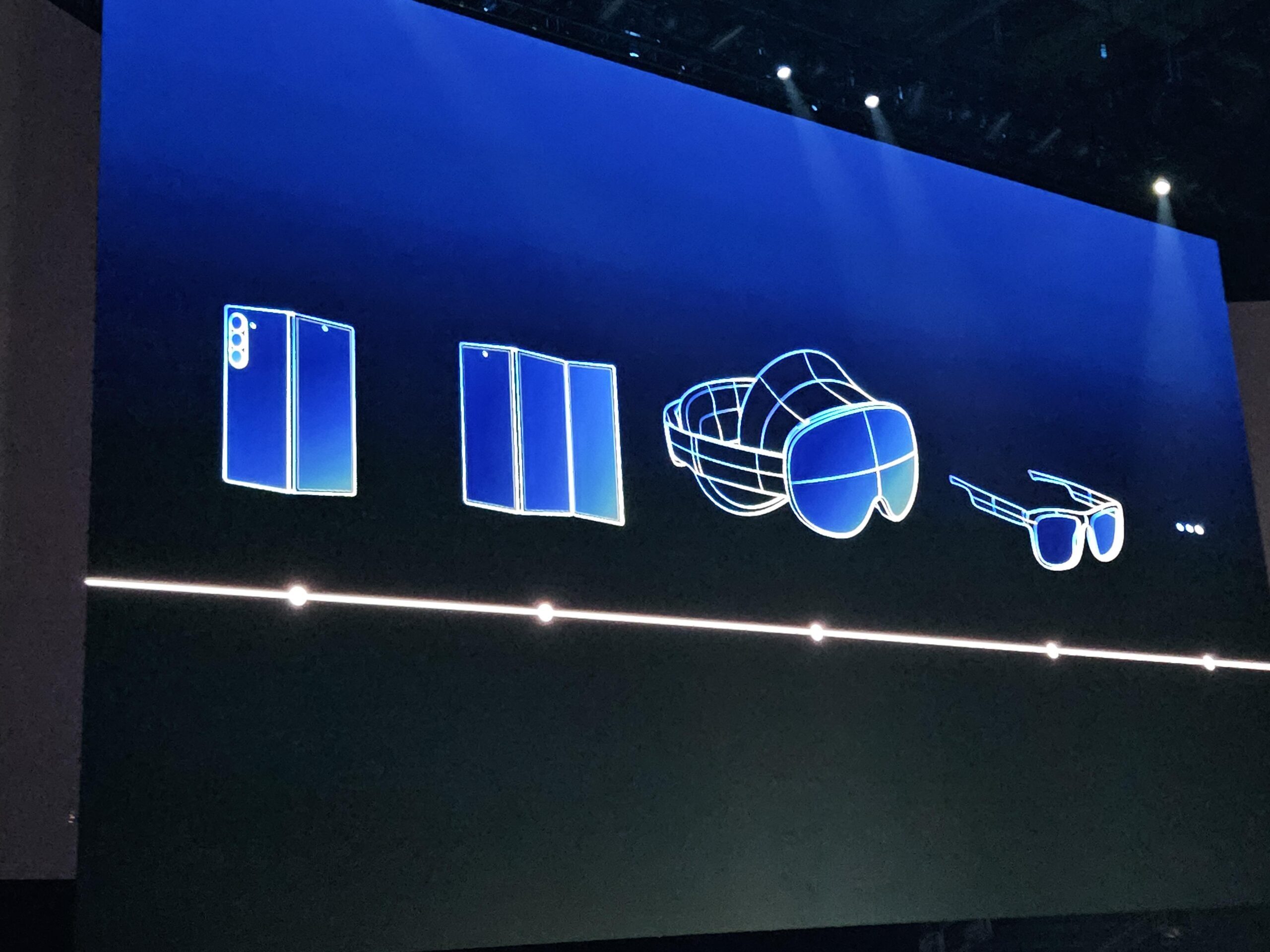 Geçen ayın paketlenmemiş etkinliği sırasında, Galaxy G katı bir yol haritasında gösterildi. | Image Credit-Sammobile-Samsung'un yaklaşan üç katlı cihazına bu isim verilmesi bekleniyor