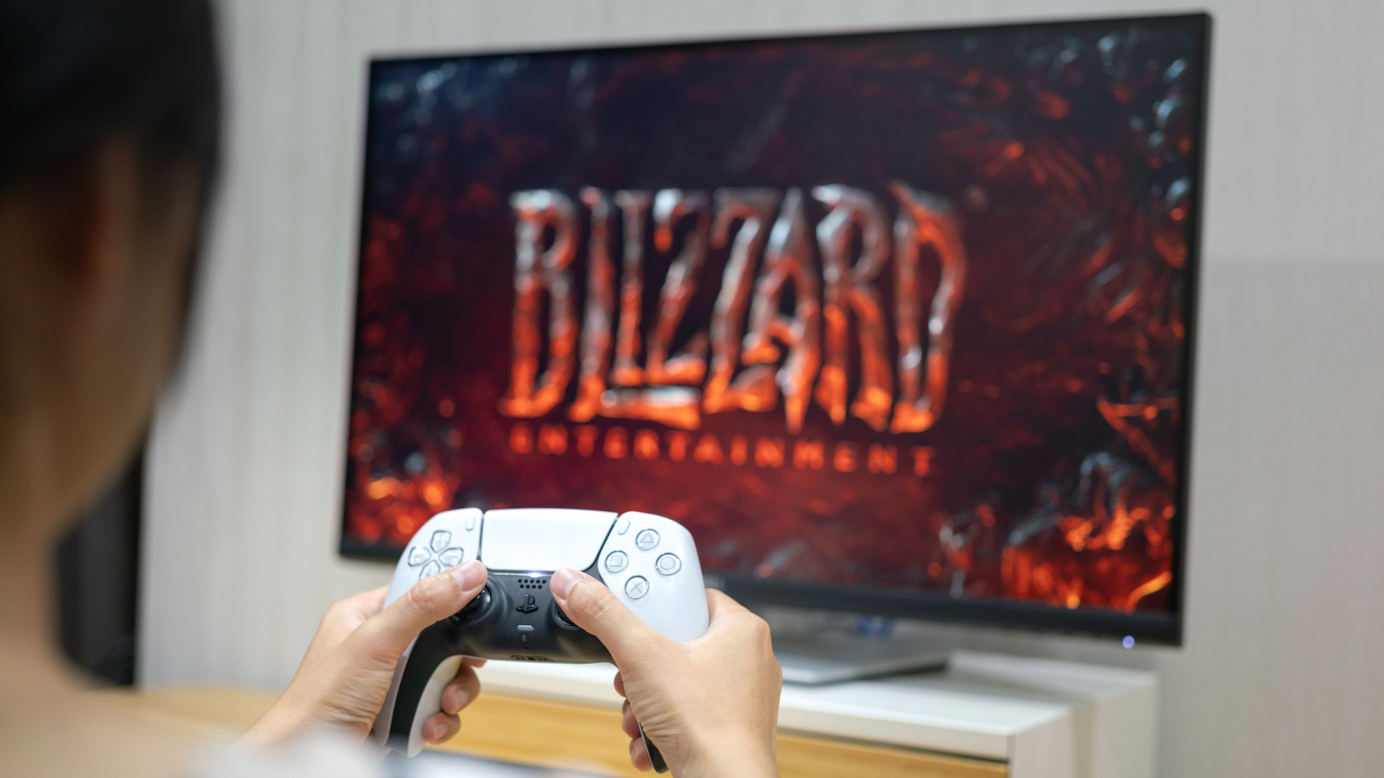 Bir Gamer, Dualshock Denetleyicisi ile TV'de Diablo 4'ü oynuyor