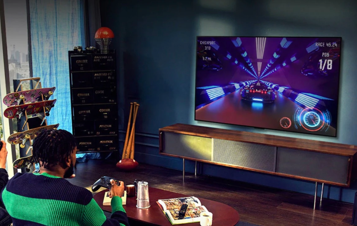LG B2 4K OLED SMART TV'de video oyunları oynuyor.