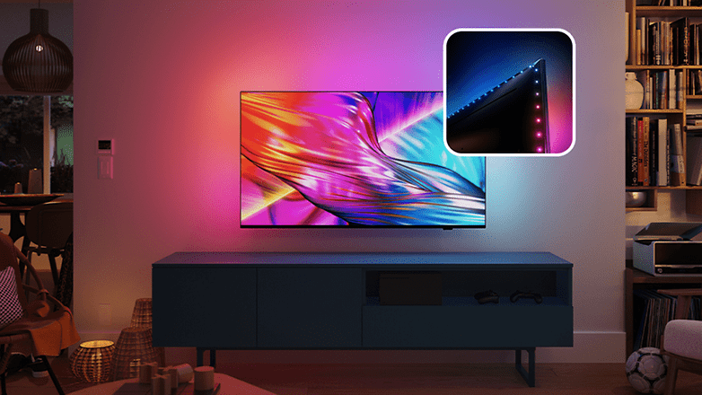 Bir Philips TV, ortam ışığı olan şık bir oturma odasında canlı renkler gösterir.