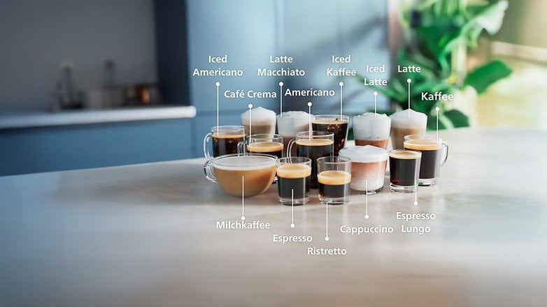Buzlu Americano, Latte Macchiato ve diğerleri de dahil olmak üzere etiketlerle çeşitli kahve içecekleri bir masaya düzenlenmiş. Buzlu Americano, Latte Macchiato ve diğerleri de dahil olmak üzere etiketlerle çeşitli kahve içecekleri bir masaya düzenlenmiş.