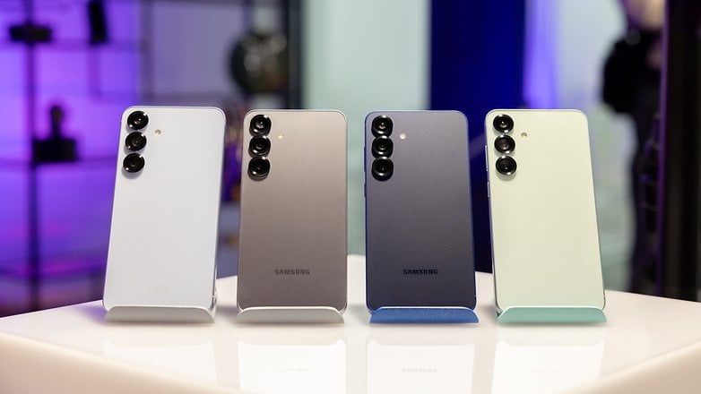 Dört Samsung Galaxy S25 akıllı telefonlar bir stand üzerinde farklı renklerde sunuldu.
