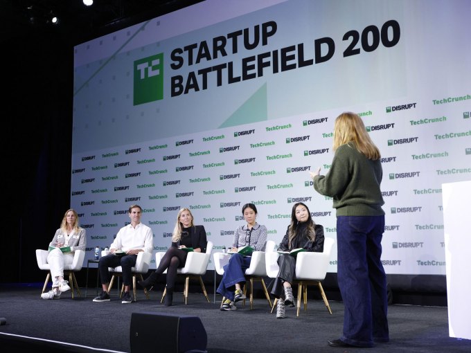 San Francisco, California - 20 Eylül: (LR) TechCrunch Yönetici Editörü Matt Burns, Ocak Ventures Kurucu Ortak ve Yönetici Ortağı Maren Bannon, Kurucular Fonu Ortağı Sam Blond, GV (Google Ventures) Genel Ortak Frederique Dame, NEA Partner Danielle Lay, Insight Ortaklar Genel Müdürü Rebecca Liu-Doyle ve CEO ve kurucusu Carla Engelbrecht, 20 Eylül 2023 tarihinde San Francisco, California'da Moscone Center'da TechCrunch Disrupt 2023 sırasında sahnede konuşuyor. (Fotoğraf: TechCrunch için Kimberly White/Getty Images)