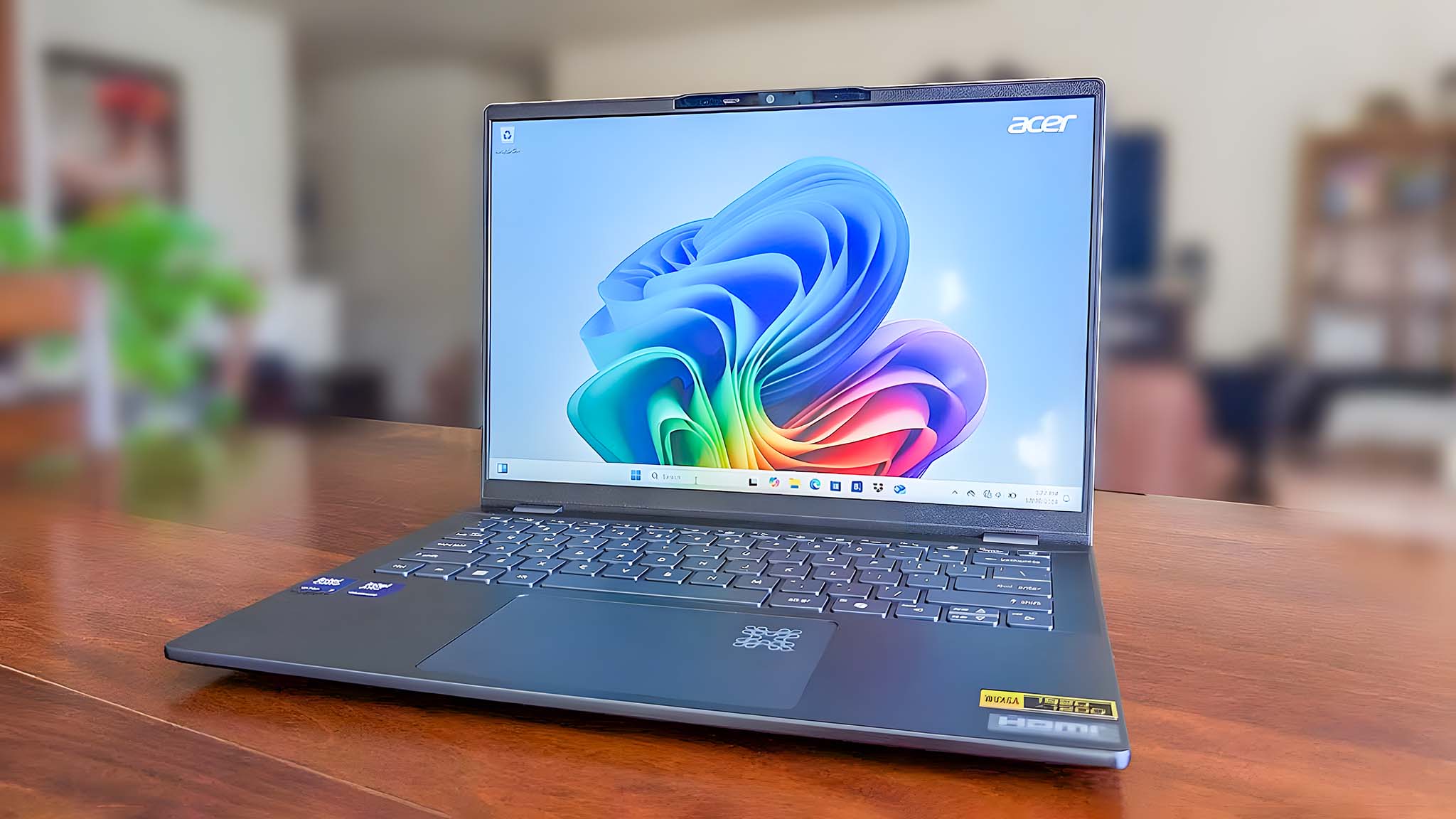 Acer Swift 14 AI bir masada ve arka plan görüntüleme.