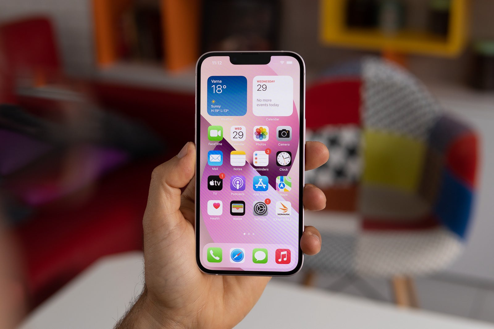 Ücretsiz bir iPhone 13 veya Motorola Razr (2024) almak hiç bu kadar kolay olmamıştı