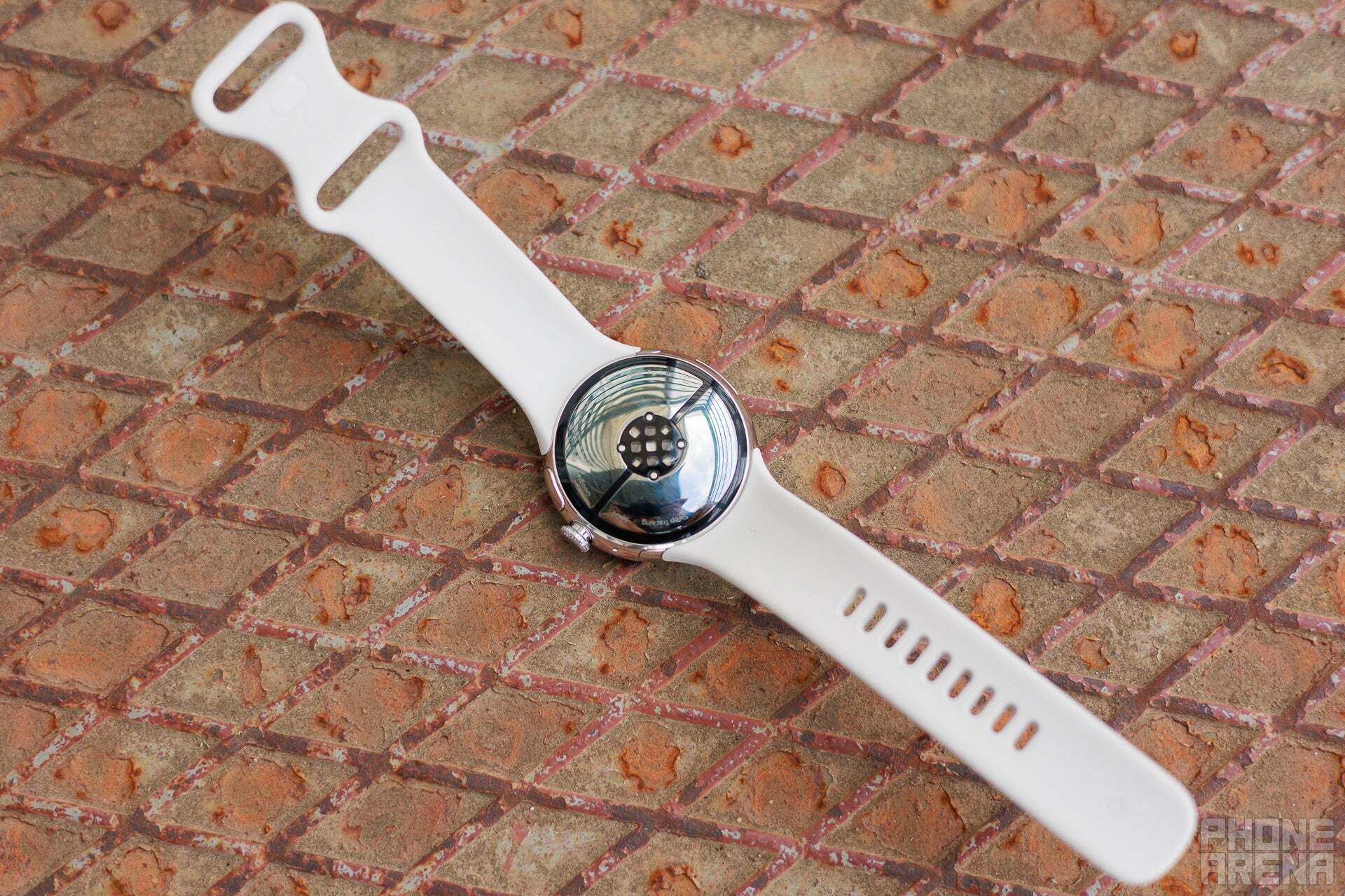 Beyaz Google Pixel Watch 3'ün yukarıdan aşağıya görünümü.