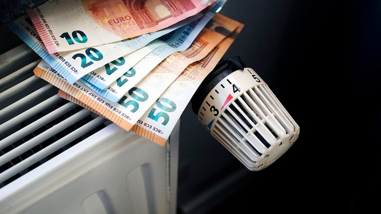 Üzerinde euro taşları olan radyatörler, yüksek gaz fiyatlarının sembolü Üzerinde euro taşları olan radyatörler, yüksek gaz fiyatlarının sembolü
