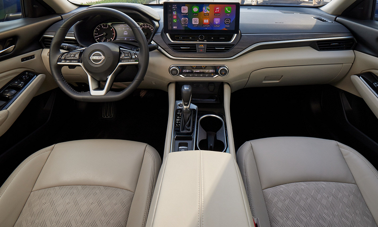 Volkswagen Arteon'a benzer şekilde Honda Accord ve Toyota Camry'nin yerine Moskvich'ten daha ucuz. Rusya'da, büyük bir Nissan Altima sedanının ön tercihleri ​​alındı