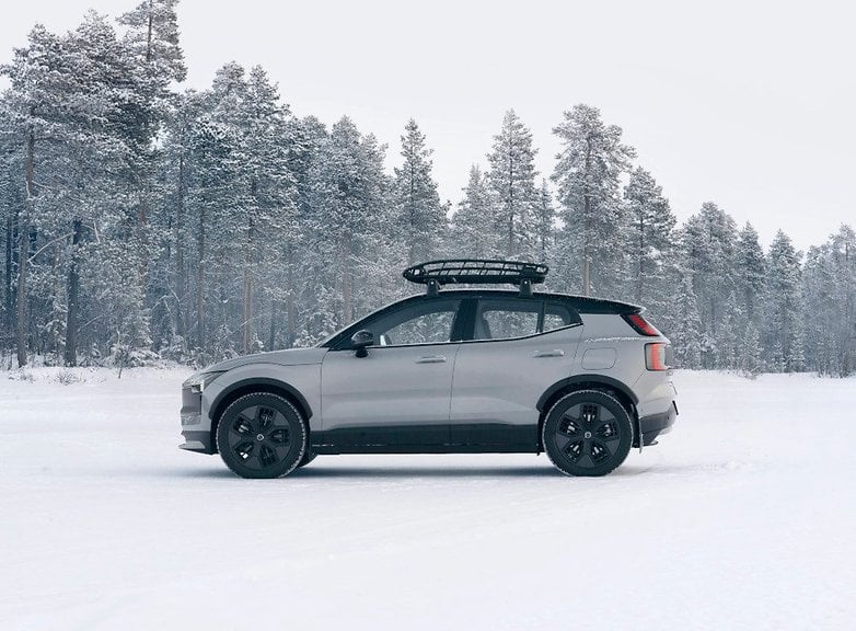 Volvo EX30 Cross Country yandan görünümde. Volvo EX30 Cross Country yandan görünümde.