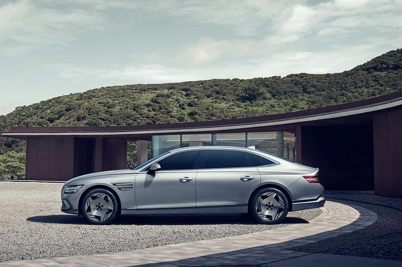 Genesis, G80'i yan görünümde elektriklendirdi.