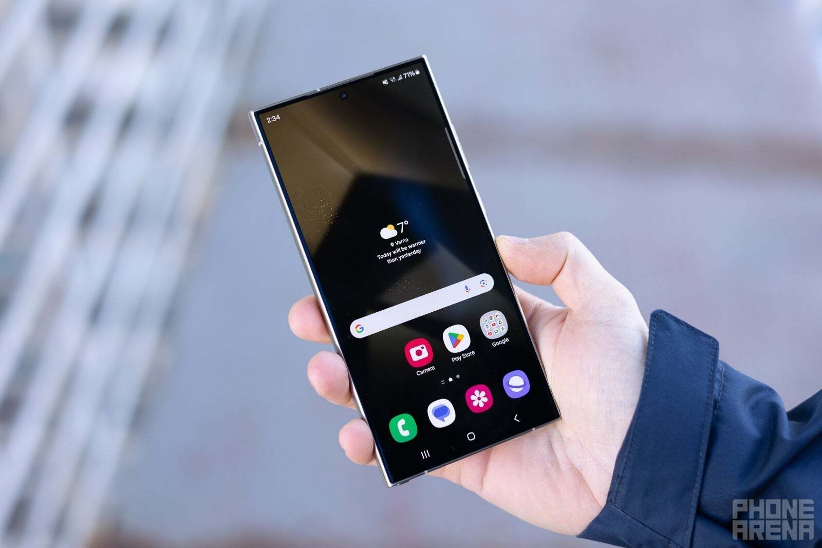 Galaxy S24 Ultra dışarıda sakin görünüyor. | Resim Kredisi - Phonearena - Yıkıcı Galaxy S24 Ultra bunu kanıtlıyor - Kompakt amiral gemilerine her zaman ihtiyaç duyulacak