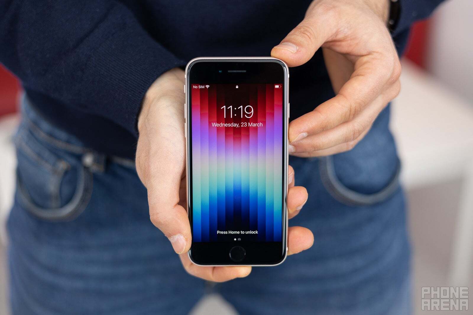 Artık LCD ekran yok, Apple! | Resim Phonearena - iPhone SE 4 İstek Listesi - Görmek İstediğimiz 9 Şey