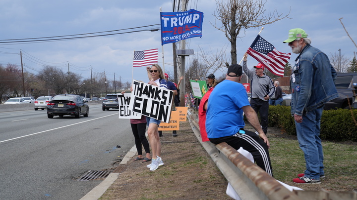 New Jersey'deki karşı protestörler.
